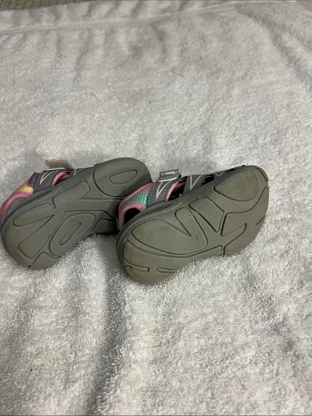 OshKosh B'gosh Gray Pink Teal Holographic Strap Kids Sandals (50)